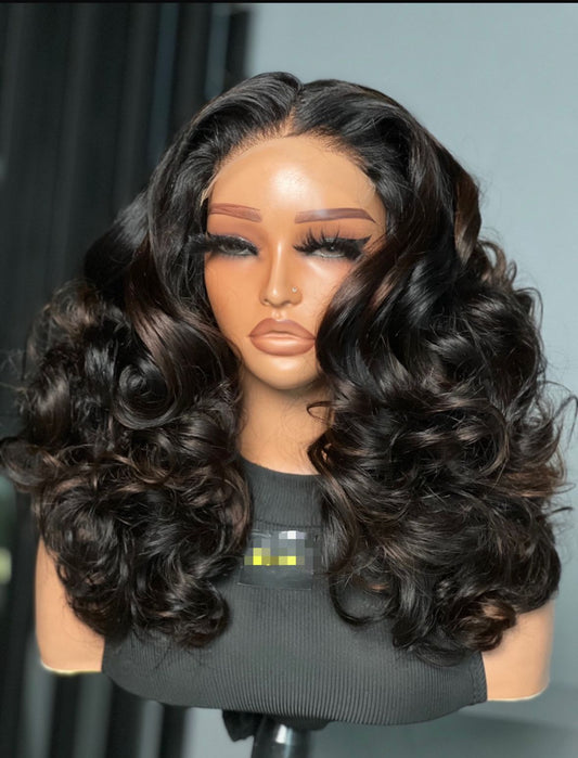 🖤 Lira (Velvet Curls) - Soft power in every curl.